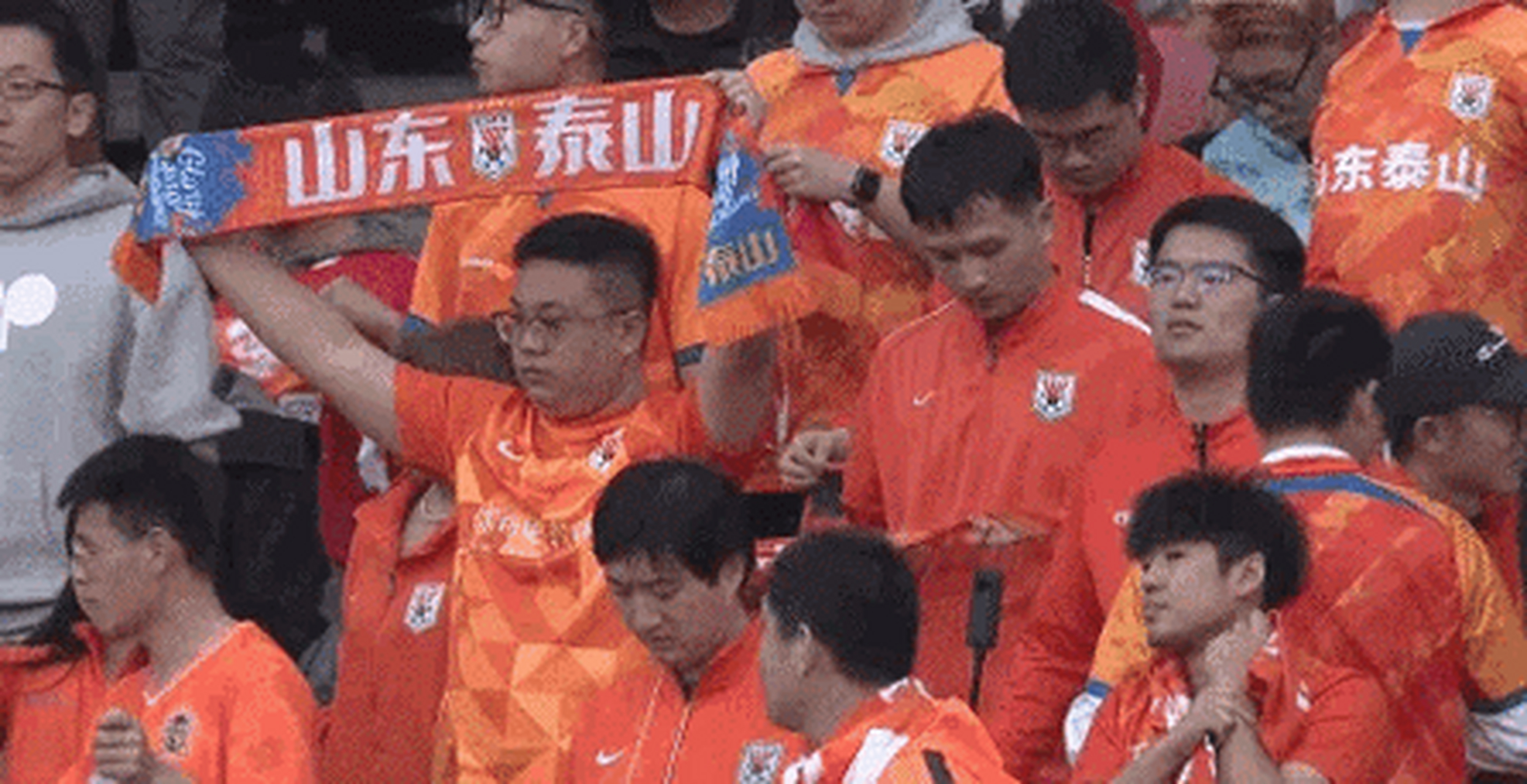 队员们在赛场上奋勇拼搏，决战落幕