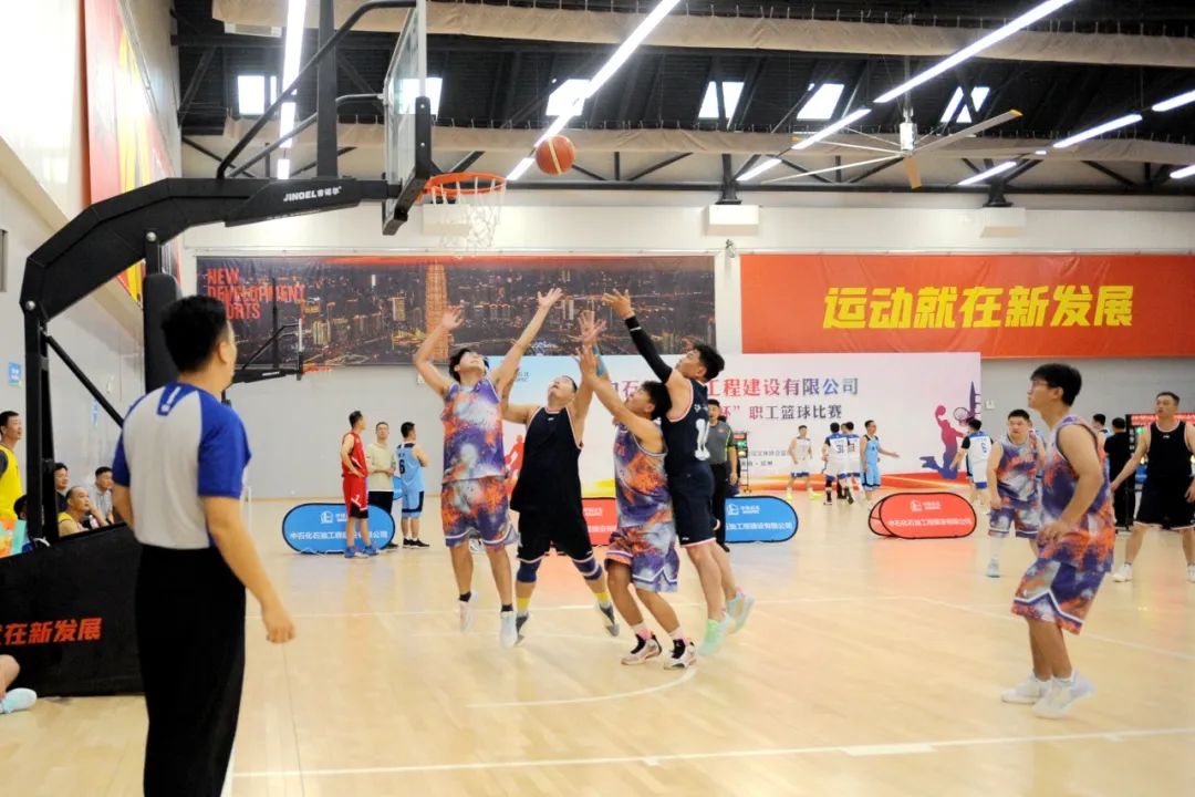 队员们在赛场上奋勇拼搏，决战落幕