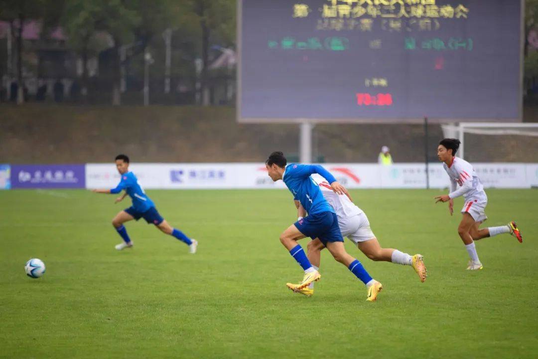 队伍之间较量激烈，足球比赛火爆上演
