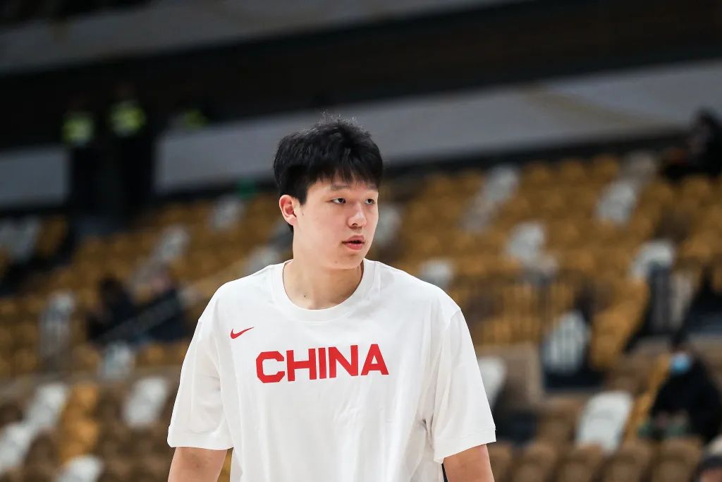 被选中前还在吃炸鸡！杨瀚森式幽默逗笑美女主持人