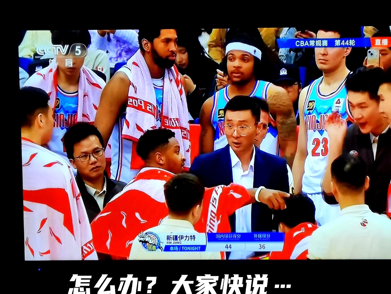 球队战术面对考验，主教练调整打法引领球员取得胜利